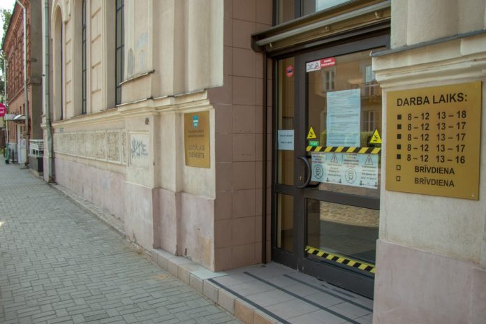 Центр обслуживания клиентов отдела социальной помощи Даугавпилса (Лачплеша, 39). 28 июля 2020 года. Фото: Евгений Ратков Социальная служба