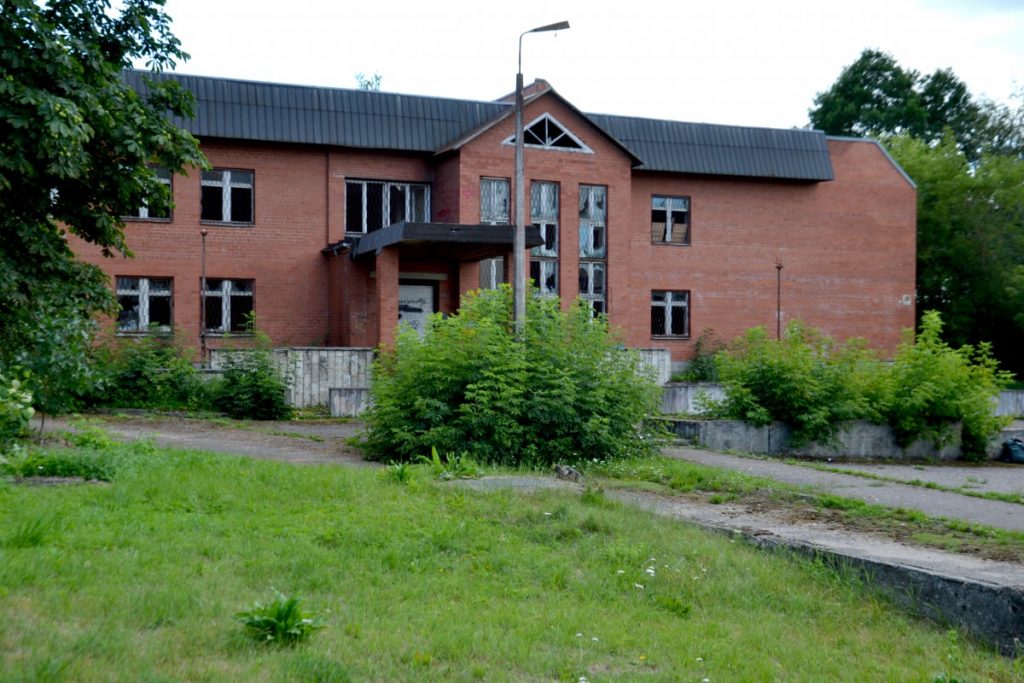 Заброшенное здание по ул. 18 Ноября, 386 в Даугавпилсе. 8 августа 2020 года. Фото: Елена Иванцова