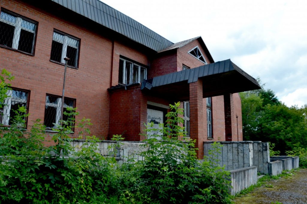 Заброшенное здание по ул. 18 Ноября, 386 в Даугавпилсе. 8 августа 2020 года. Фото: Елена Иванцова
