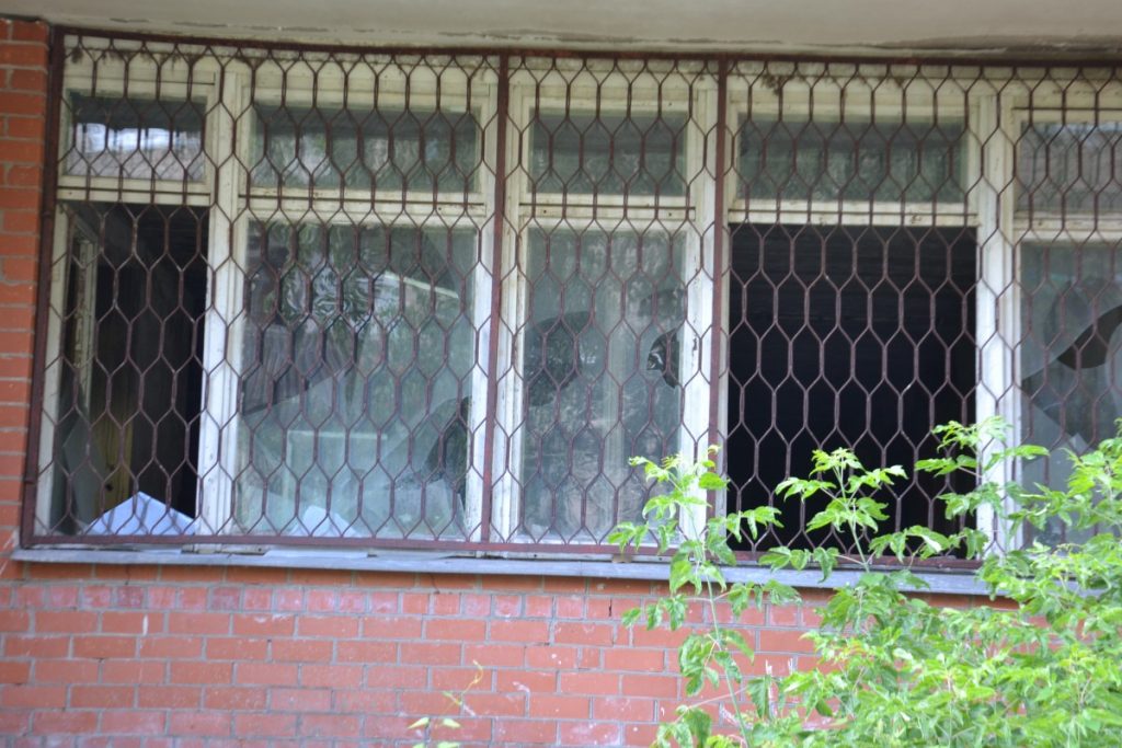 Заброшенное здание по ул. 18 Ноября, 386 в Даугавпилсе. 8 августа 2020 года. Фото: Елена Иванцова