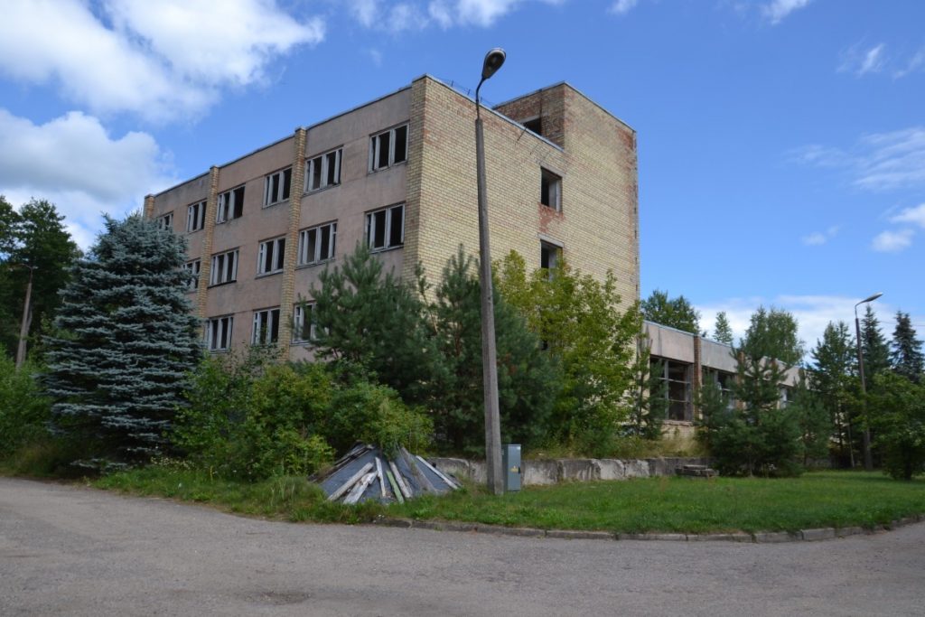 Заброшенное здание по ул. 18 Ноября, 391 в Даугавпилсе. 8 августа 2020 года. Фото: Елена Иванцова