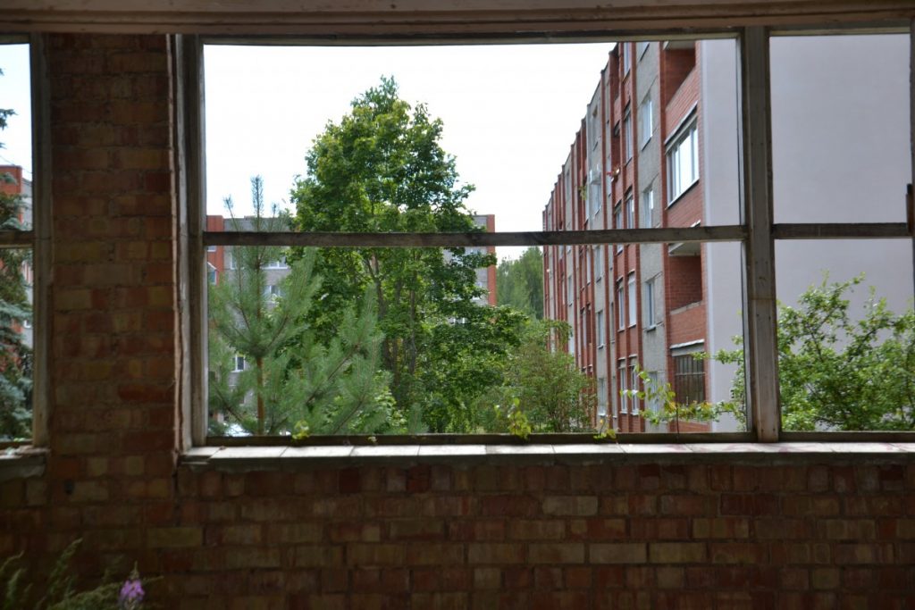 Заброшенное здание по ул. 18 Ноября, 391 в Даугавпилсе. 8 августа 2020 года. Фото: Елена Иванцова