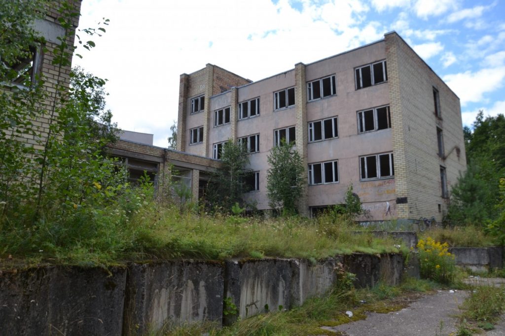Заброшенное здание по ул. 18 Ноября, 391 в Даугавпилсе. 8 августа 2020 года. Фото: Елена Иванцова
