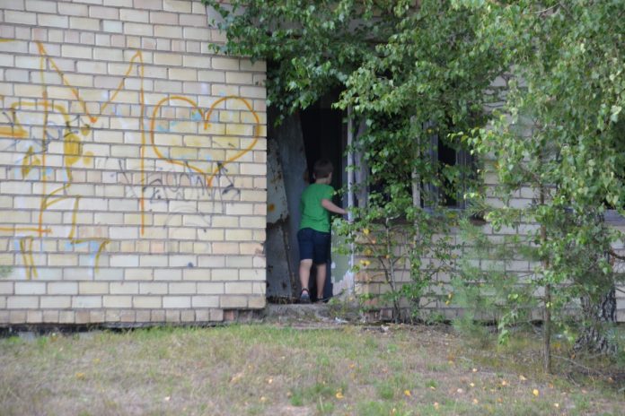 Заброшенное здание по ул. 18 Ноября, 391 в Даугавпилсе. 8 августа 2020 года. Фото: Елена Иванцова