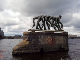 Не человеческая многоножка или многоручка, а Homo democraticus. Что за странные скульптуры появились в Риге Скульптура Донатаса Моцкуса Homo democtraticus. Фото со страницы Русское вещание LTV7 на фейсбуке
