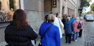 Очередь в стоматологическую поликлинику Даугавпилса. 7 сентября 2020 года, 7:25. Фото со страницы Евгении Крюковой на фейсбуке