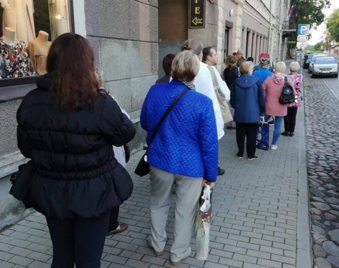 Очередь в стоматологическую поликлинику Даугавпилса. 7 сентября 2020 года, 7:25. Фото со страницы Евгении Крюковой на фейсбуке Очередь в стоматологическую поликлинику Даугавпилса. 7 сентября 2020 года, 7:25. Фото со страницы Евгении Крюковой на фейсбуке