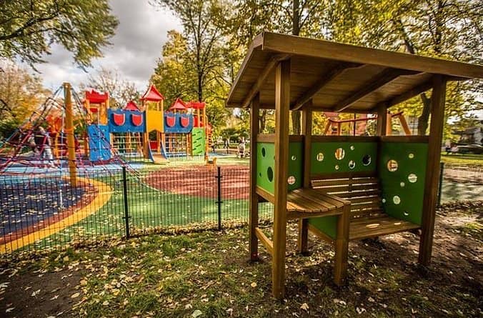Фото со страницы Игоря Прелатова на фейсбуке Детская площадка