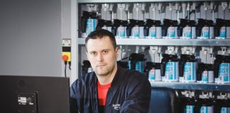 Андрей Юрашс, хозяин магазина автоэмалей Autocolorits. Фото: Сергей Соколов