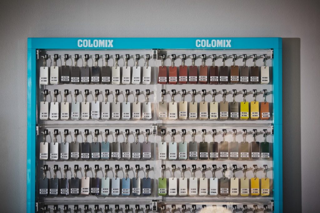 Магазин автоэмалей Autocolorits. Фото: Сергей Соколов
