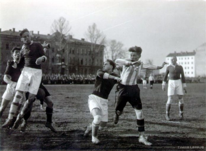 Футбольная игра, 15 мая 1927 года. Фото: zudusilatvija.lv Футбольная игра, 15 мая 1927 года. Фото: zudusilatvija.lv