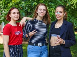 Люди в городе: Элина, Лана и Сандра, которые рисуют на старой одежде Элина, Лана и Сандра (слева направо), которые рисуют на старой одежде. Фото: Настя Гавриленко