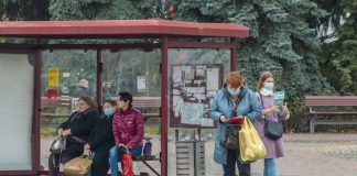 В общественном транспорте – только в масках. Платки и шарфы не считаются средством защиты Люди в масках. Даугавпилс, 5 октября 2020 года. Фото: Евгений Ратков