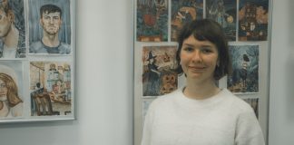Полина Тимофеева на своей первой персональной выставке. Даугавпилс, 12 ноября 2020 года. Фото: Евгений Ратков