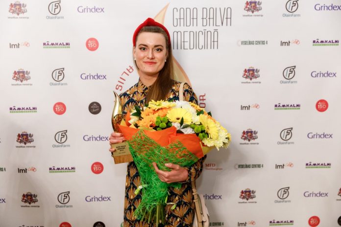 Лучшей акушеркой 2019 года стала Раминта Киселёва из Даугавпилсской региональной больницы. Фото: Latvijas Ārstu biedrība