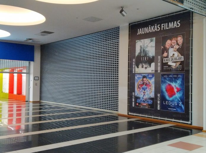Кинотеатр Silverscreen в Даугавпилсе закрыт с середины марта 2020 года. Фото: Елена Иванцова