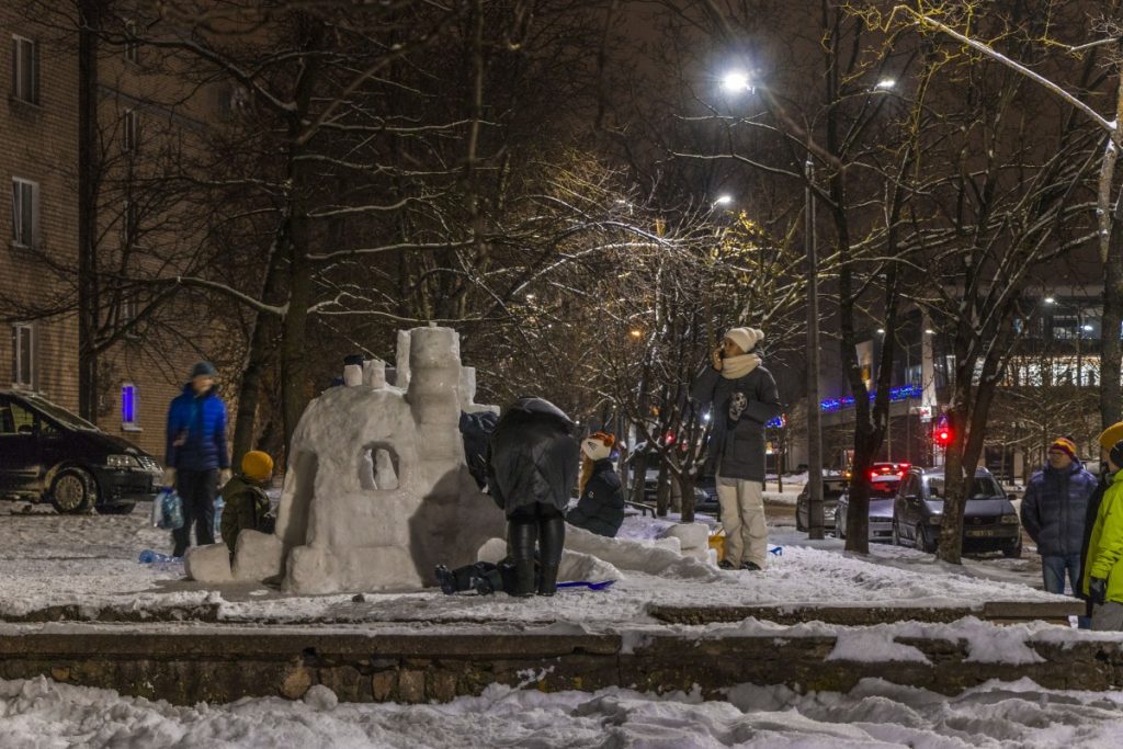 Снежный дом во дворе по ул. Кандавас, 7 в Даугавпилсе. Январь 2021 года. Фото: Евгений Ратков