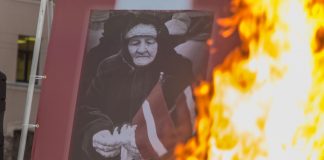 Символический костёр баррикад в Даугавпилсе. 20 января 2021 года. Фото: Евгений Ратков