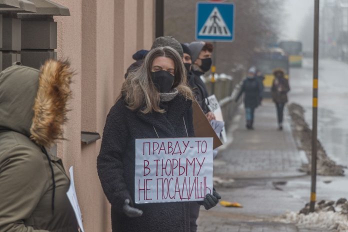 Пикет в поддержку Алексея Навального в Даугавпилсе. 23 января 2021 года. Фото: Евгений Ратков
