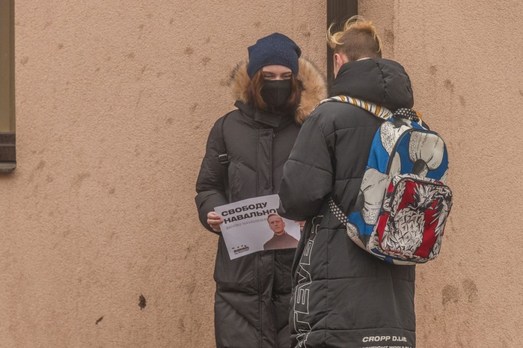 Пикет в поддержку Алексея Навального в Даугавпилсе. 23 января 2021 года. Фото: Евгений Ратков