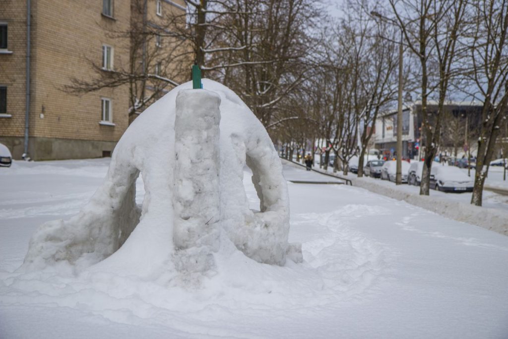 Снежный дом во дворе по ул. Кандавас, 7 в Даугавпилсе. 26 января 2019 года. Фото: Евгений Ратков