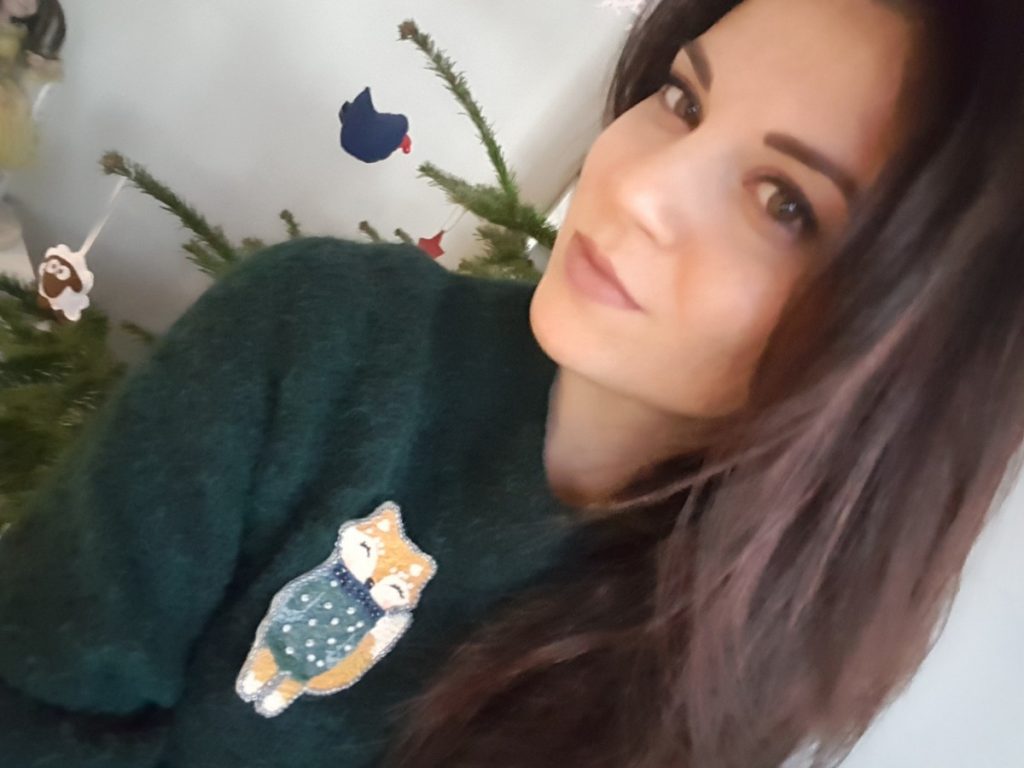 Алиса и ее брошь в виде лисы