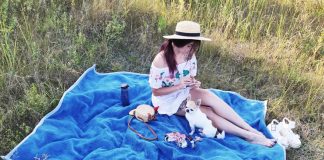 «Свои работы я создаю ради эмоций», — Алиса Романова, которая вкладывает в каждую брошь частичку своей души Алиса вышивает брошки на природе