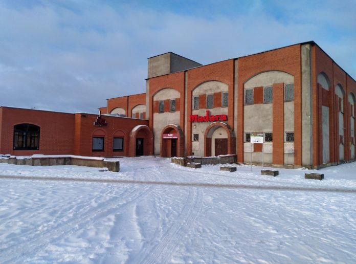 Здание бывшего рынка "Мадара" в Даугавпилсе. 8 февраля 2021 года. Фото: Елена Иванцова Здание бывшего рынка "Мадара" в Даугавпилсе. 8 февраля 2021 года. Фото: Елена Иванцова