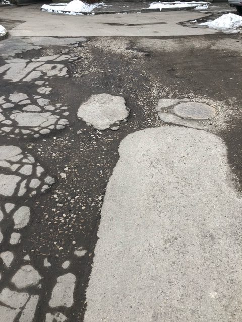 Ямы во дворе в центре Даугавпилса (двор между домами ул. Циетокшня, 48, Ригас, 38, Ригас, 40, Ригас, 42). Фото читателя
