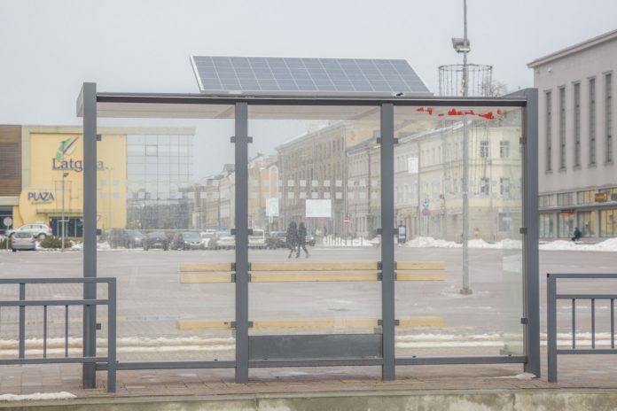 Солнечные панели на остановках в Даугавпилсе. 12 марта 2021 года. Фото: Евгений Ратков Солнечные панели на остановках в Даугавпилсе. 12 марта 2021 года. Фото: Евгений Ратков