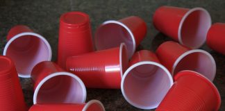 В Латвии запретят торговать пластиковой одноразовой посудой и другими изделиями из пластмассы Пластиковая посуда. Изображение bluebudgie с сайта Pixabay