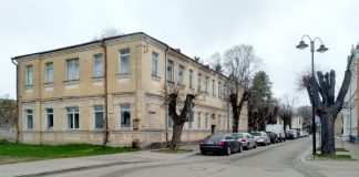 Старое здание начальной школы на ул. Музея, 3. Фото: Елена Иванцова (26 апреля 2021 года)