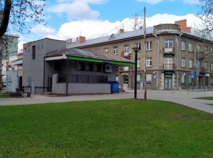 Туалет в сквере Андрея Пумпура в Даугавпилсе. Фото: Елена Иванцова