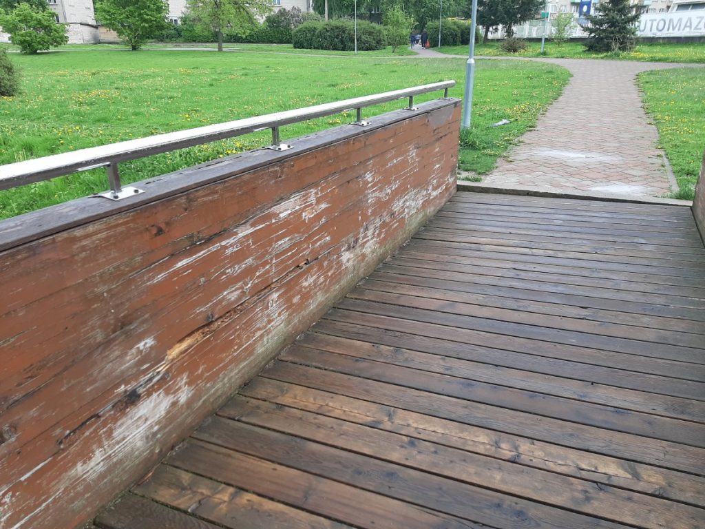 Мост в Сквере около Олимпийского центра в Даугавпилсе, май 2021 года. Фото: Елена Чурсина