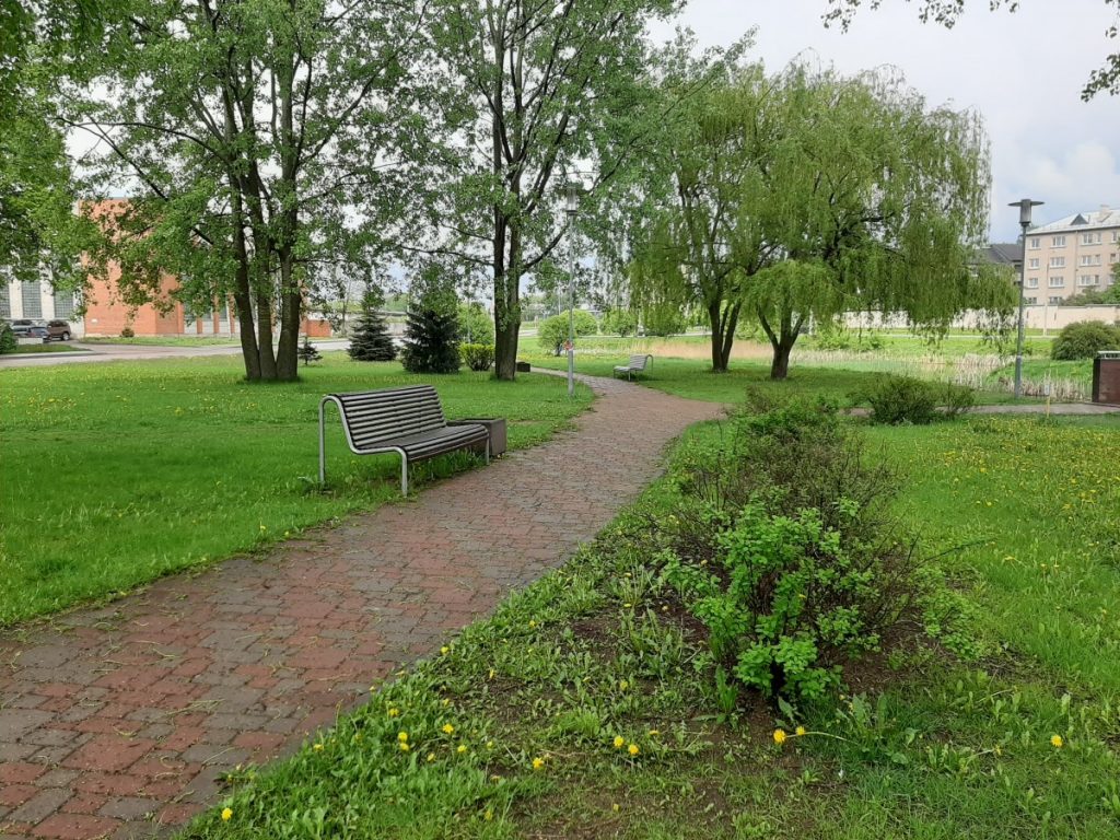 Сквер около Олимпийского центра в Даугавпилсе, май 2021 года. Фото: Елена Чурсина