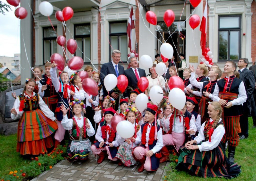 Бронислав Коморовский и Валдис Затлерс в Центре польской культуры. Фото Елены Иванцовой