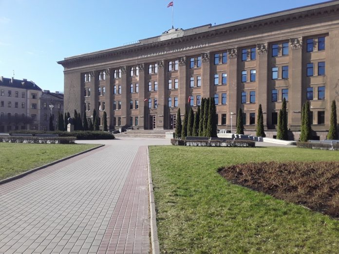Сквер возле Даугавпилсского университета, апрель 2021 года. Фото: Елена Иванцова Сквер возле Даугавпилсского университета, апрель 2021 года. Фото: Елена Иванцова