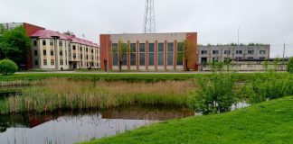 Закрытый скейтпарк планируют оборудовать в здании на ул. Стацияс, 129а. Вид со стороны ул. Балву. 24 мая 2021 года. Фото Елены Иванцовой
