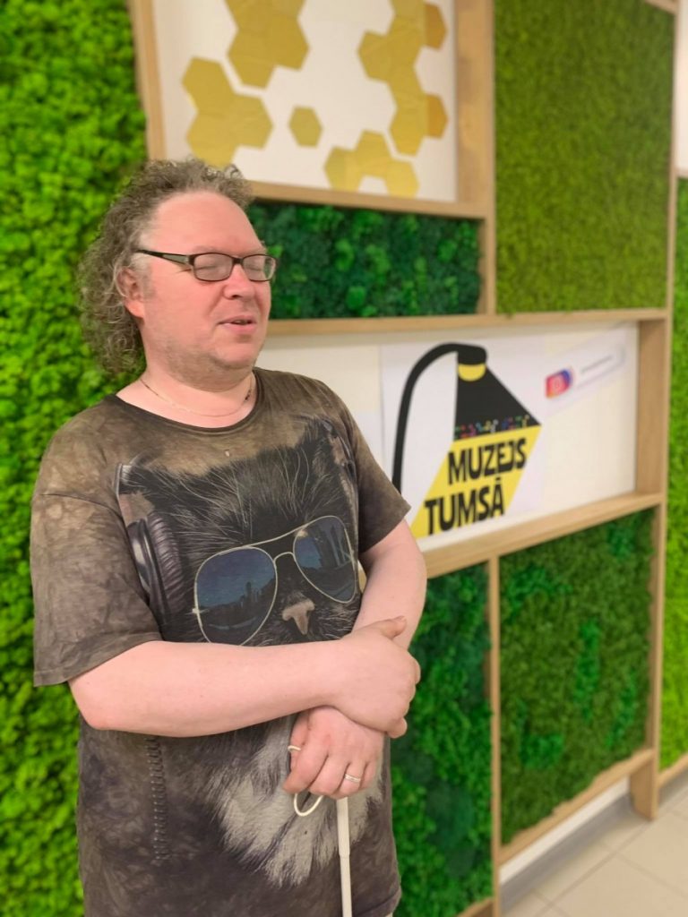 Корреспондент "Чайки" Андрей Шаврей в рижском "Музее в темноте". Фото: Лев Березин