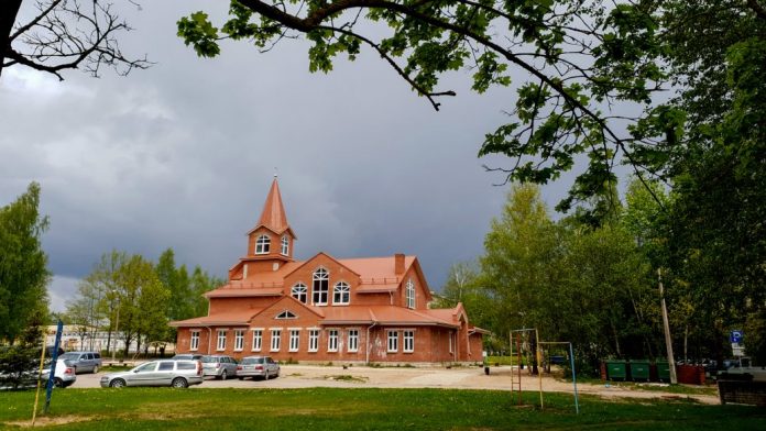 Фундаментом будущего костёла послужил фундамент заложенного ещё в советское время здания девятиэтажного дома на улице Атмодас. Фото: rezekne.lv Фундаментом будущего костёла послужил фундамент заложенного ещё в советское время здания девятиэтажного дома на улице Атмодас. Фото: rezekne.lv