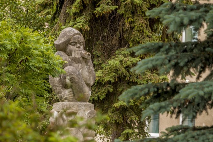 Скульптуры Елены Волковой в Даугавпилсе. Июнь 2021 года. Фото: Евгений Ратков