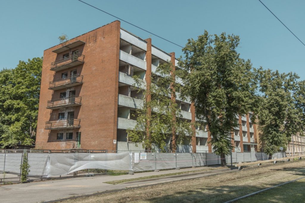 Здание бывшего общежития ЛРЗ в Даугавпилсе. 9 июля 2021 года. Фото: Евгений Ратков