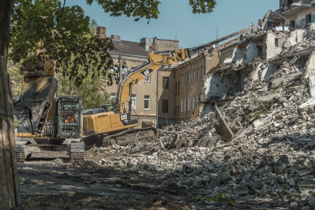 Сносят здание бывшего общежития ЛРЗ в Даугавпилсе. 9 июля 2021 года. Фото: Евгений Ратков