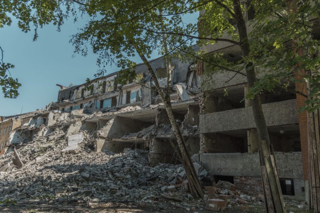Сносят здание бывшего общежития ЛРЗ в Даугавпилсе. 9 июля 2021 года. Фото: Евгений Ратков