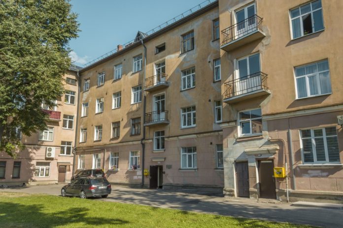 В одной из квартир дома по адресу ул. Имантас, 11 умерла пожилая женщина, но обнаружилось это не сразу, а только когда по дому распространился запах... Фото: Евгений Ратков В одной из квартир дома по адресу ул. Имантас, 11 умерла пожилая женщина, но обнаружилось это не сразу, а только когда по дому распространился запах... Фото: Евгений Ратков
