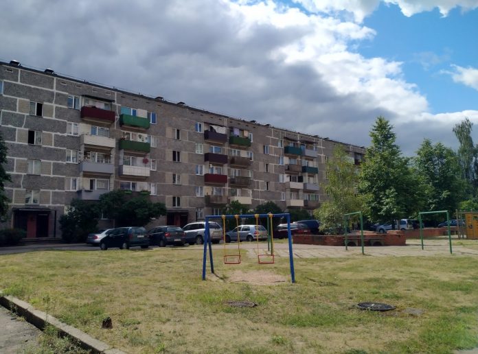 Двор дома у улице Минскас, 6а в Даугавпилсе. Фото: Елена Иванцова Двор дома у улице Минскас, 6а в Даугавпилсе. Фото: Елена Иванцова