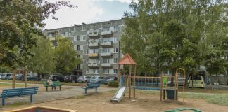 Стрельба на улице Резекнес, 5а в Даугавпилсе: «двор был полон детей» 10 августа в Даугавпилсе во дворе жилого дома по адресу ул. Резекнес, 5а стреляли. Фото: Евгений Ратков