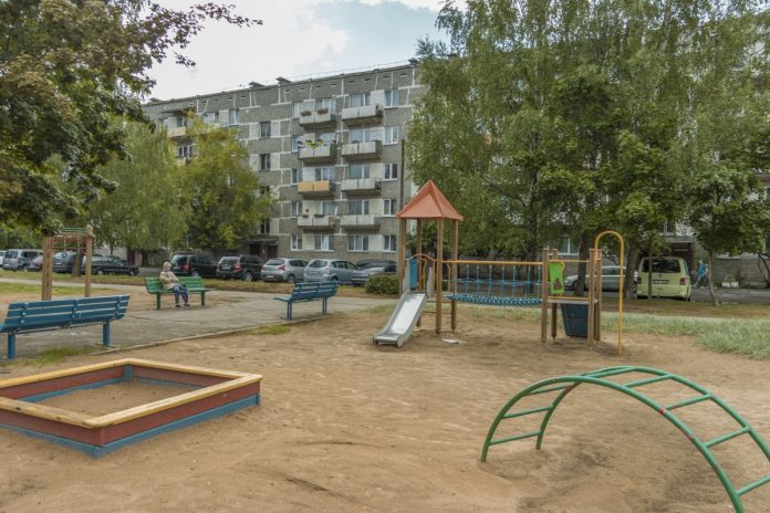 10 августа в Даугавпилсе во дворе жилого дома по адресу ул. Резекнес, 5а стреляли. Фото: Евгений Ратков 10 августа в Даугавпилсе во дворе жилого дома по адресу ул. Резекнес, 5а стреляли. Фото: Евгений Ратков