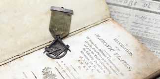 Редкая книга и знак архитектора из коллекции музея. Фото: Masonic Museum Latvia
