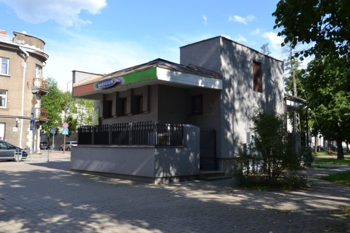 Вокруг Narvesen может появиться стеклянная терраса. 10 августа 2021 года. Фото Елены Иванцовой. Вокруг Narvesen может появиться стеклянная терраса. 10 августа 2021 года. Фото Елены Иванцовой.